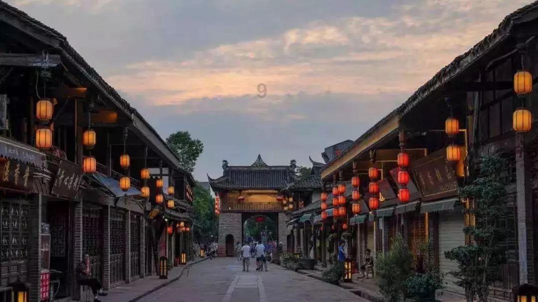 银耳莲子红枣羹成为夏日家庭饮品首选，那隔夜的银耳汤能喝吗？